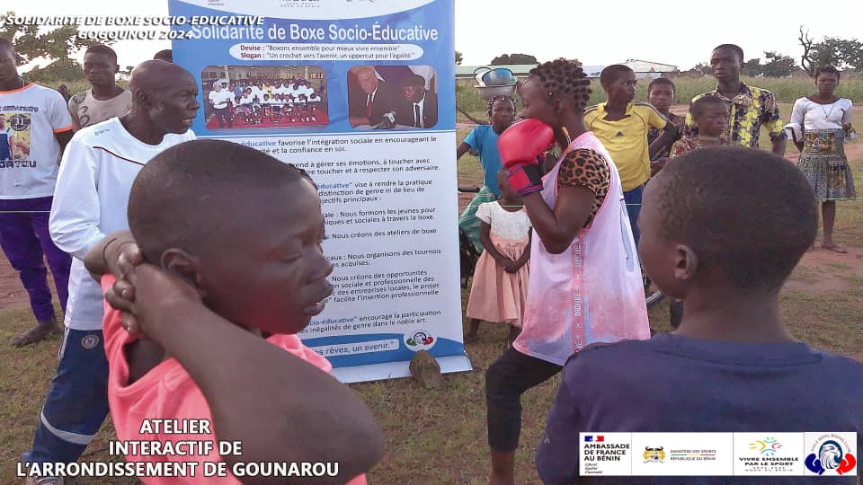 Activités interactives menées sur l'esplanade du bureau d'arrondissement de Gounarou